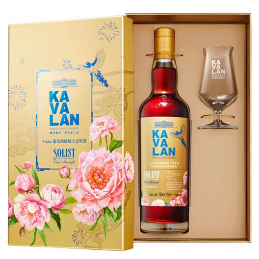 Виски Kavalan, "Solist" Vinho Barrique (56,3%) с бокалом